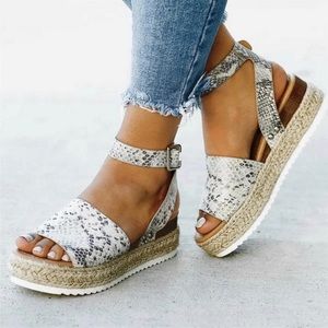 🌟HP🌟Ankle Strap Snakeskin Sandals